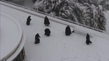 monjes en una guerra de bolas de nieve monjes en una guerra de bolas de nieve