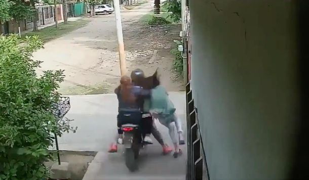 Dos motochorros arrastraron y golpearon a una joven para robarle el celular en Merlo
