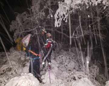 El helicóptero que rescató a funcionarios de Macri no volvió por los socorristas