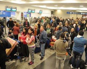 Caos en Aeroparque y Ezeiza: 55 vuelos cancelados y más de 6 mil pasajeros afectados por paro