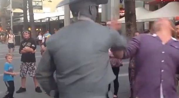 Violento ataque de una estatua viviente a un turista molesto