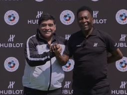 el futbol en una foto: maradona y pele se encontraron en paris el futbol en una foto: maradona y pele se encontraron en paris