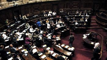 Los diputados y senadores uruguayos son los que más cobran en la región. Los diputados y senadores uruguayos son los que más cobran en la región.