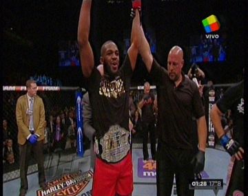 UFC: Jones retuvo el título tras derrotar a Teixeira en una pelea imperdible