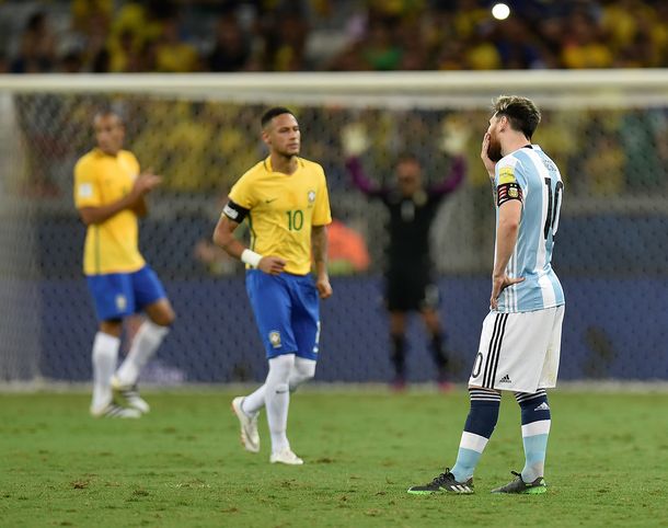 Messi sufre la caída ante Brasil por las Eliminatorias