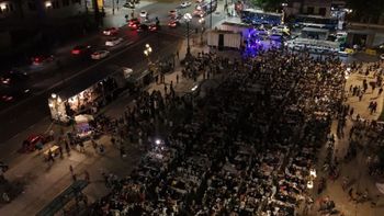 miles participaron de cenas en plazas de todo el pais: ninguna mesa vacia en navidad miles participaron de cenas en plazas de todo el pais: ninguna mesa vacia en navidad