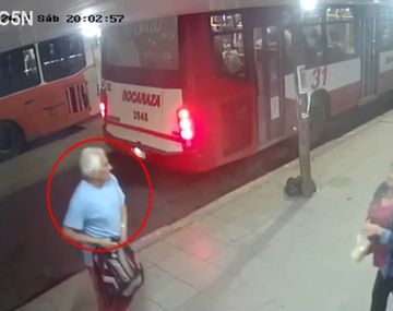 Buscan a un albañil que baleó a su ex dentro de una panadería: la mujer está grave