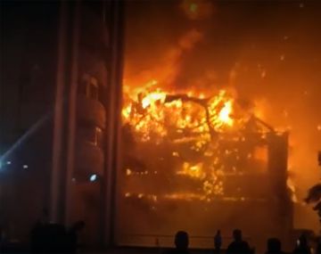 VIDEO: voraz incendio hizo colapsar un edificio en Avellaneda