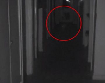 Captan al fantasma de un nene caminando por los pasillos de una casa abandonada