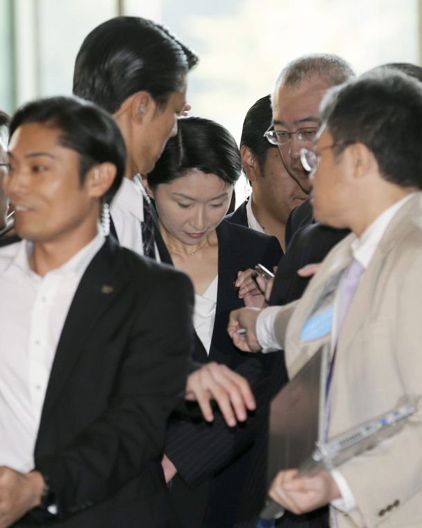 Renunció la nueva ministra de Economía de Japón por el uso ilegal de fondos