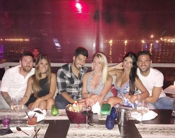 Messi y Antonella con amigos en Barcelona.