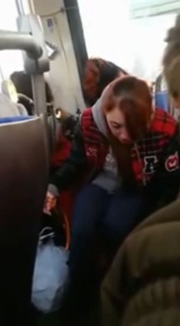 Impactante: una niña tiene que cuidar a su madre que está drogada en el tren