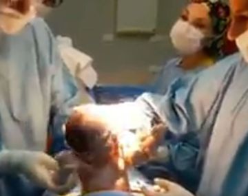 El padre le hizo cantar una canción de cancha a su bebé mientas nacía