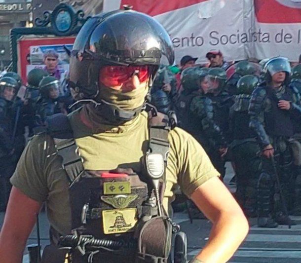 Un gendarme lució la insignia libertaria en su chaleco durante el operativo en el Congreso