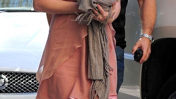 por el escote, a esta cantante casi se le escapa una lola por el escote, a esta cantante casi se le escapa una lola