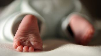 Beba recién nacida. Imagen de archivo Beba recién nacida. Imagen de archivo