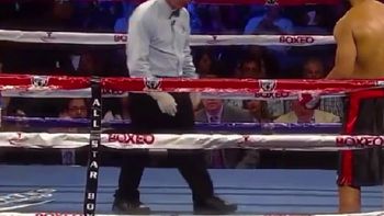 a un boxeador se le cayo el celular en plena pelea a un boxeador se le cayo el celular en plena pelea