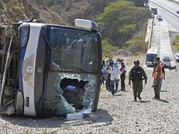 video: asi volco el micro que llevaba a los jugadores de huracan video: asi volco el micro que llevaba a los jugadores de huracan