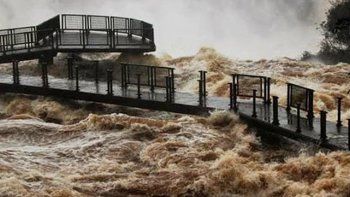 cerraron el ingreso a las cataratas del iguazu por una impresionante crecida del rio parana cerraron el ingreso a las cataratas del iguazu por una impresionante crecida del rio parana