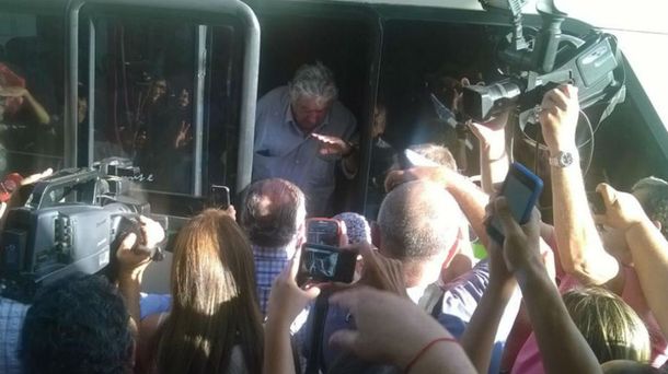 Mujica viajó cinco horas en micro para hacer campaña en el interior de Uruguay