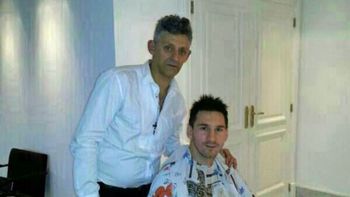 messi paso por la peluqueria y quedo parecido a neymar messi paso por la peluqueria y quedo parecido a neymar