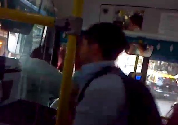 Graban una violenta discusión entre un chofer y un pasajero en un colectivo
