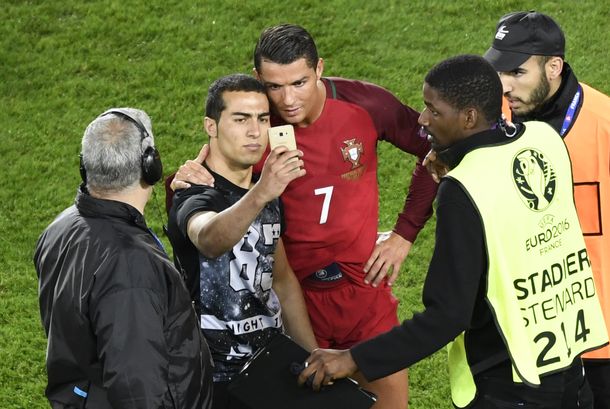 Cristiano, el solidario: pese a no ganar con Portugal, se sacó una selfie con un hincha