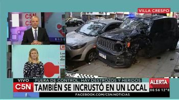 una camioneta choco a tres autos y causo destrozos en villa crespo una camioneta choco a tres autos y causo destrozos en villa crespo