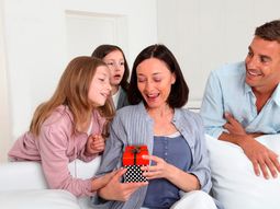 dia de la madre: ¿que regalos prefieren las mamas y cuales les compran sus hijos? dia de la madre: ¿que regalos prefieren las mamas y cuales les compran sus hijos?