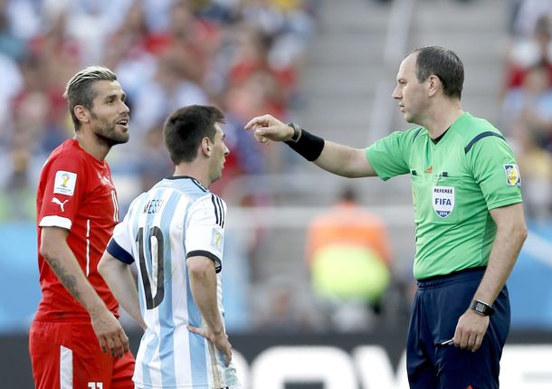 El árbitro del debut de River en Japón es multimillonario y dirige por hobby
