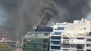 impresionante incendio en un edificio de oficinas de retiro impresionante incendio en un edificio de oficinas de retiro