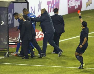 Neymar se fue expulsado por agredir y ¿no jugará hasta semifinales?