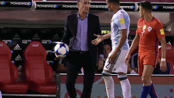 Gabriel Mercado, recibiendo una indicación de Edgardo Bauza Gabriel Mercado, recibiendo una indicación de Edgardo Bauza