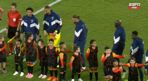 La increíble reacción de un grupo de niños cuando vieron a Messi en cancha