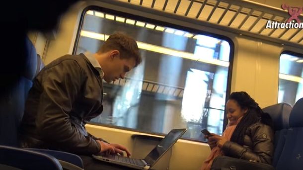 Experimento social con pornografía en un viaje en tren