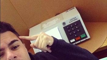 pese a estar prohibidas, las selfies son protagonistas en los comicios brasilenos pese a estar prohibidas, las selfies son protagonistas en los comicios brasilenos