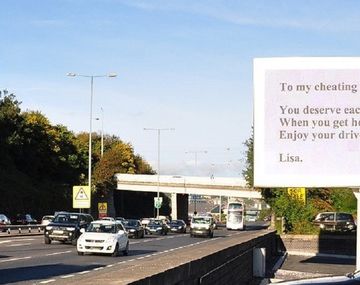 Mujer escracha a su marido infiel con un enorme cartel en la autopista