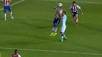 ¿era penal? mira el codazo que le corto la nariz a tevez ¿era penal? mira el codazo que le corto la nariz a tevez