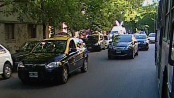 choque entre un taxi y un colectivo deja a dos pasajeros heridos