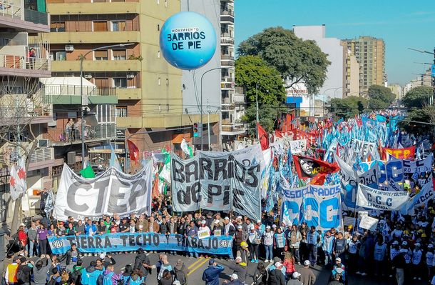 Organizaciones sociales, políticas y gremiales marchan por el Día de los Trabajadores