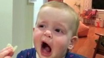 mira la reaccion de una beba al probar unas curiosas papas mira la reaccion de una beba al probar unas curiosas papas