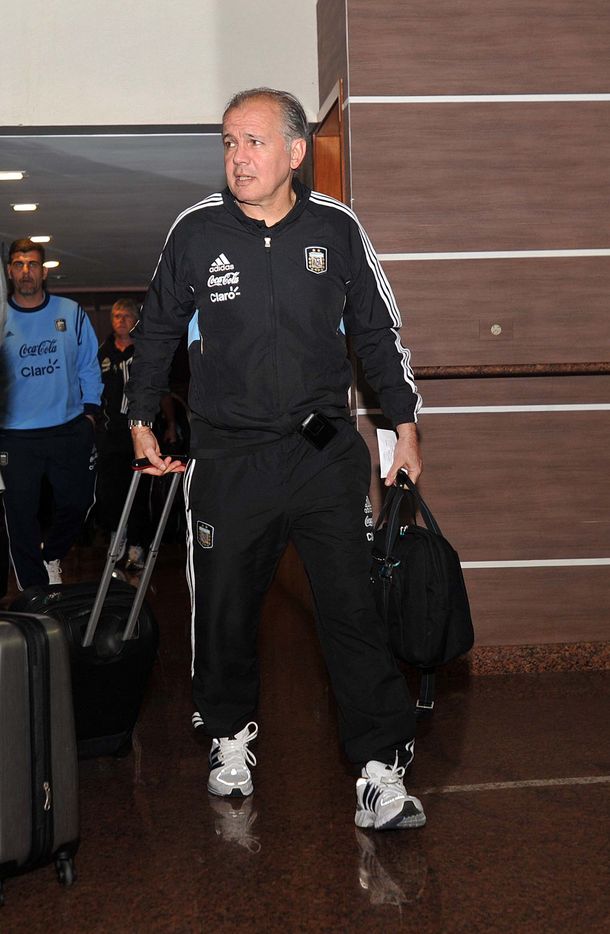 Sabella llegó a Roma para el amistoso homenaje al Papa