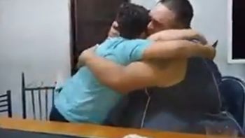 El padre sorprendió a los hijos en un video conmovedor El padre sorprendió a los hijos en un video conmovedor