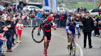 para imitar: a un ciclista se le rompio la bici y su rival no quiso pasarlo para imitar: a un ciclista se le rompio la bici y su rival no quiso pasarlo