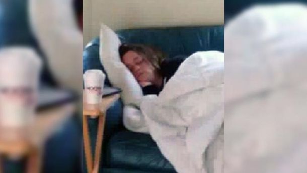 El hombre publicó la historia en Facebook y escrachó a su niñera durmiendo