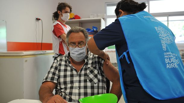 Ya se vacunaron contra el coronavirus más de 90 mil docentes y auxiliares bonaerenses