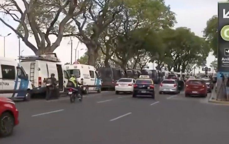 El Gobierno envió a Prefectura a bajar las valijas de pasajeros en Aeroparque