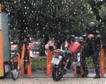 Quiso estacionar su moto en una estación de Ecobici y se viralizó
