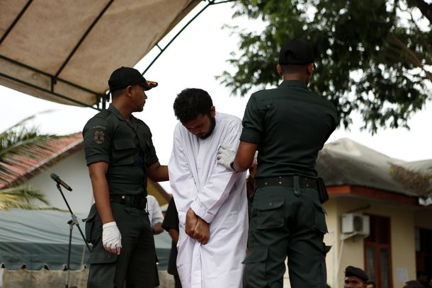 Así se preparaban para azotar a uno de los homosexuales