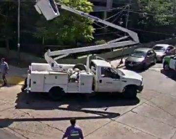 Movió una grúa de prepo para poder pasar con su camioneta y casi mata a un operario